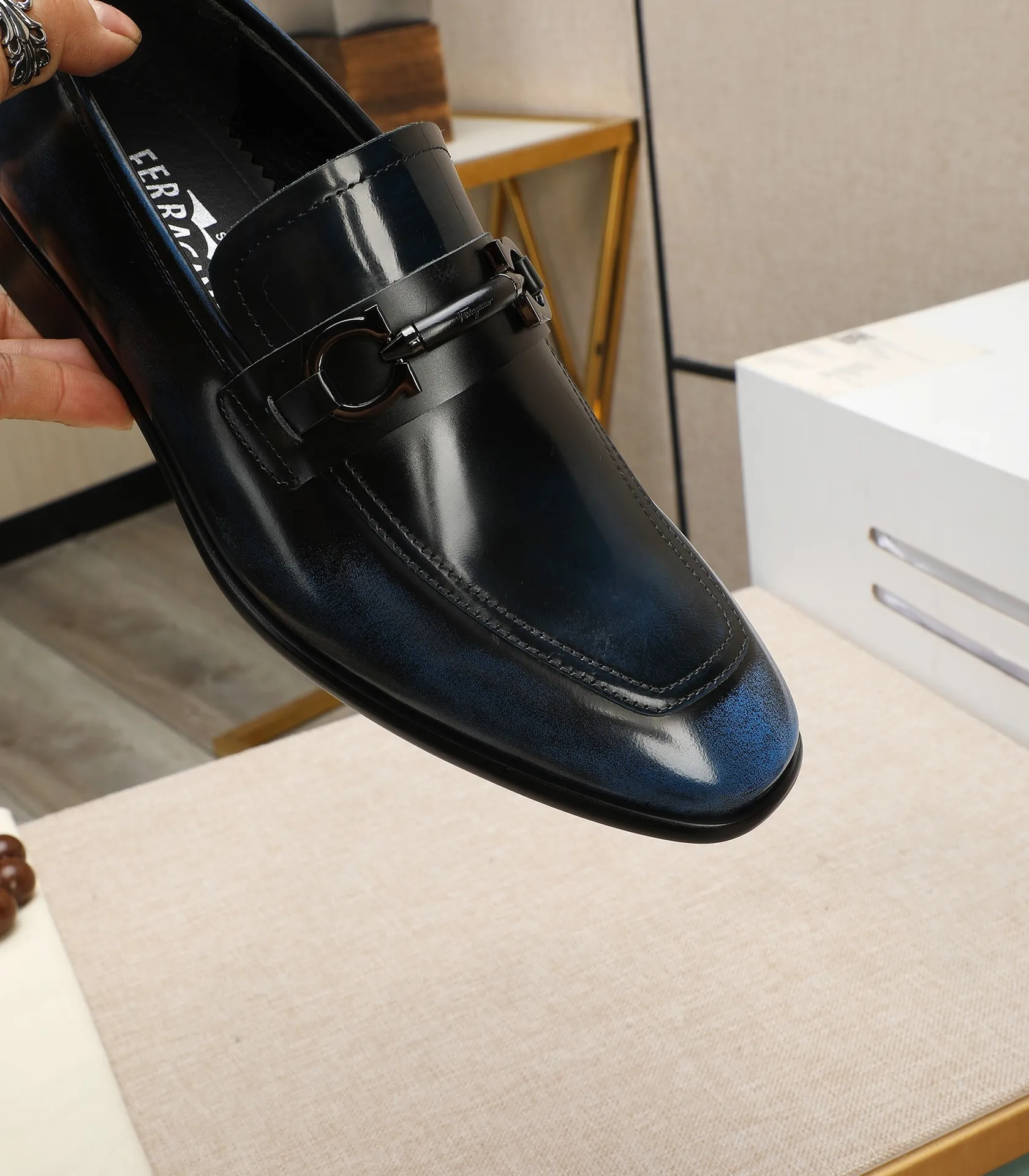 Men's shoes 💰540📛📛(water-dyed cowhide) Salvatore Ferragamo high-end (Salvatore Ferragamo) is the world's top luxury footwear brand. It comes from the fashion kingdom of Italy and is famous all over the world for its traditional handmade design and novel styles...🚶🏻🚶🏻New suit shoes are available simultaneously at the counter. This model is purely handmade. The fabric is imported from Italy's original first-layer cowhide. Soft water-dyed cowhide lining. Original authentic outsole🌀🌀Size: 38➖44 (45 customized)